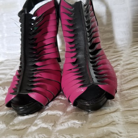 BCBG Pink & Black leather 6B/36 4.5" w/.5" platform open toe slingback heels - Picture 5 of 5